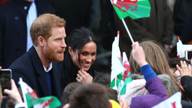 La pareja saluda a su llegada al castillo de Cardiff.
