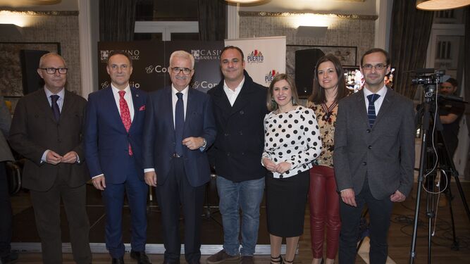Una foto de las autoridades y ponentes participantes en el acto celebrado anoche en el Casino Gran Vía de Madrid, organizado por el Ayuntamiento portuense.