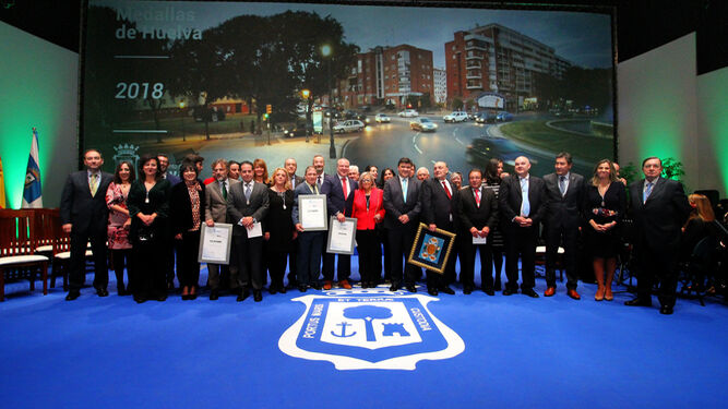 Fotografía de familia de los premiados con la corporación municipal