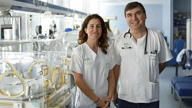Simón Lubián e Isabel Benavente en la Unidad de Neonatología del Hospital Puerta del Mar.