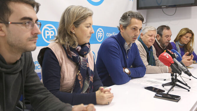 Un momento de la comparecencia de Andrés Núñez, ayer en la sade del PP acompañado por varios compañeros.
