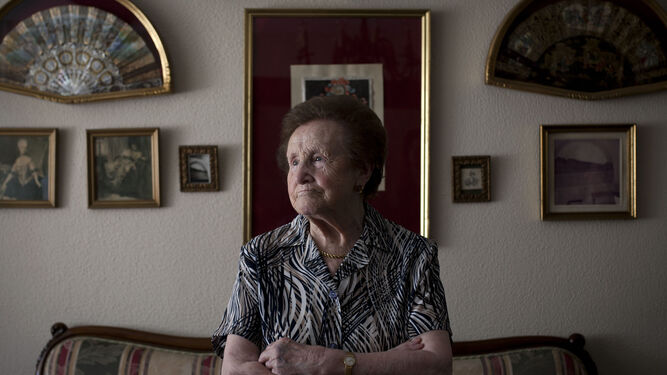 María Adela Gayoso, fotografiada en su domicilio al cumplir los cien años.