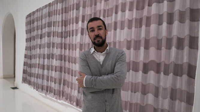 Pablo Fernández-Pujol, ante la obra de grandes dimensiones que forma parte de su exposición 'Behind the Curtain'.