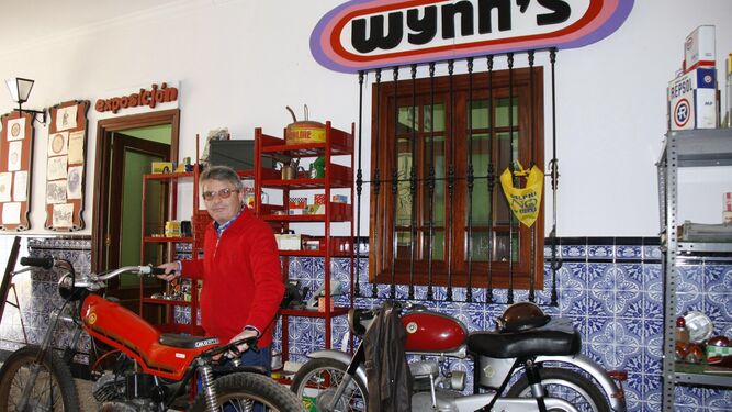 Manuel Vaca, junto a su colección de motocicletas en su museo ubicado en la calle Espítiru Santo.
