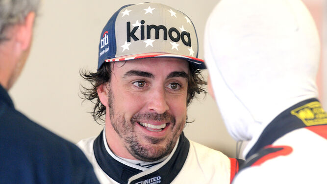 Fernando Alonso conversa en los 'boxes' con un compañero al término de las 24 horas de Daytona.