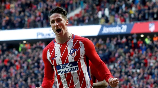 Fernando Torres festeja su gol, el segundo del partido.