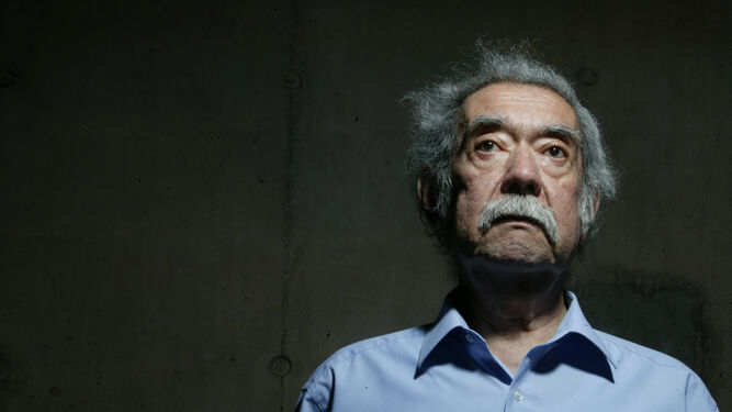 El director, teórico del cine y escritor chileno Raúl Ruiz (Puerto Montt, 1941-París, 2011).