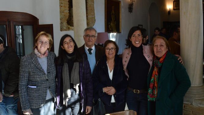 Liliane Dalhmann, Irene y Diego Gómez, Mariam Fernández, Lucia Gómez y Caridad López Ibáñez, tras la presentación del libro.