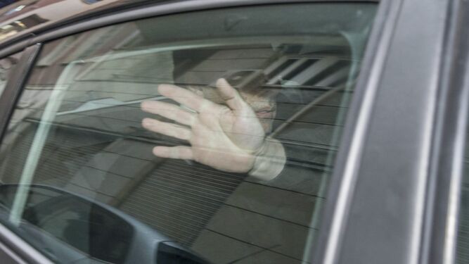 Quique Pina aparece en un coche camuflado de la Policía Nacional, durante su traslado de Murcia a Madrid ayer por la mañana.