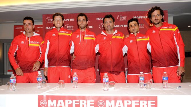 El equipo español de Copa Davis posa ante los medios de comunicación.