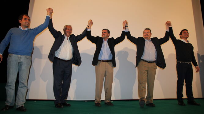 José Ortiz (centro) repite como candidato en Vejer aunque prometió no estar más de ocho años en la Alcaldía.
