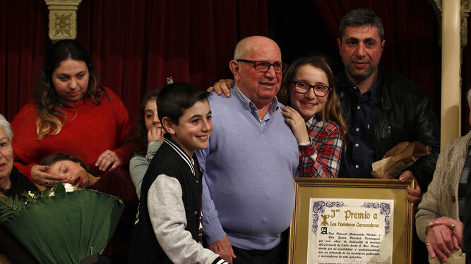 Manuel Pedemonte, rodeado de su familia, en el palco en el que recibió el homenaje