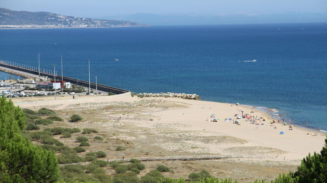 Vista de la playa de la Hierbabuena  desde el mirador del Parque Natural de la Breña y Marismas de Barbate.