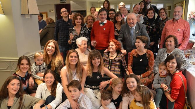 Imagen de toda la familia de Amalia Álvarez durante la celebración del cumpleaños en su domicilio de la capital.