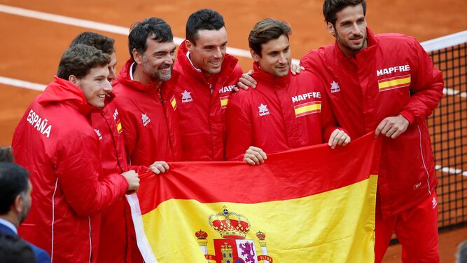 Los jugadores españoles celebran el triunfo sobre Gran Bretaña en la pista del CT Puente Romano de Marbella.