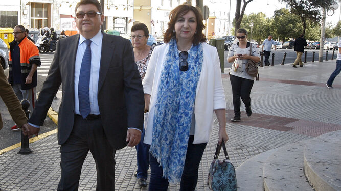 Los ex alcaldes de Rota, Lorenzo Sánchez y Eva Corrales, a su llegada a la Audiencia de Cádiz durante el juicio celebrado en mayo de 2016.