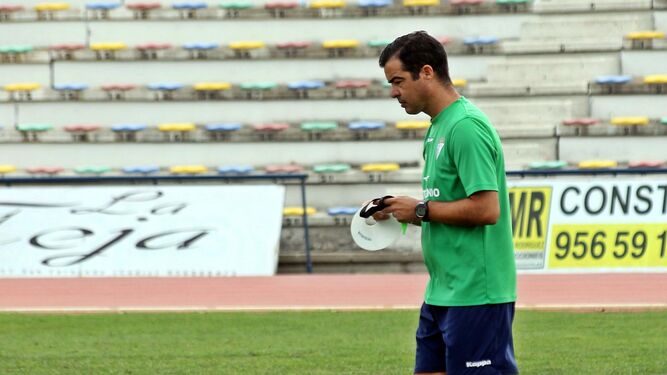 José Pérez Herrera, en un entrenamiento del equipo azulino, quiere arreglar el problema de los últimos minutos.