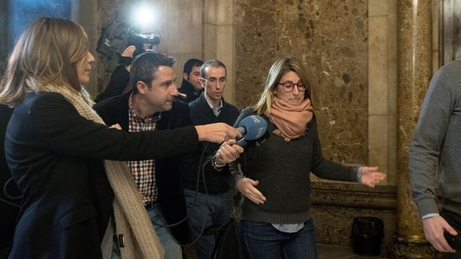 La diputada de JxCat Elsa Artadi esquiva ayer las preguntas de los periodistas en los pasillos de la Cámara catalana.