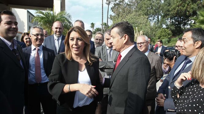 La presidenta de la Junta de Andalucía, Susana Díaz, y el delegado del Gobierno en la región, Antonio Sanz, en un acto reciente.