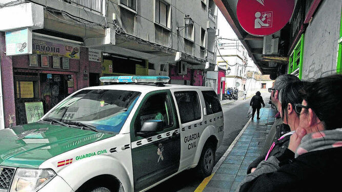 Varias personas observan el despliegue de la Guardia Civil, ayer en San Roque.