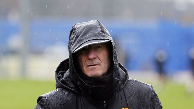Anquela se protege de la lluvia durante un entrenamiento del Oviedo.