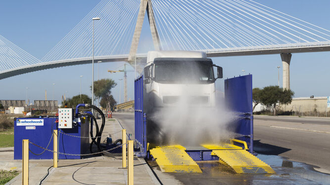 La Cabezuela cuenta con un lavaruedas para evitar que los camiones saquen al exterior partículas contaminantes.