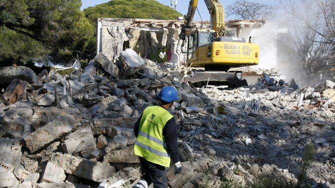 Una imagen de los trabajos de demolición que arrancaron ayer en el Caballo Blanco, en la urbanización Valdelagrana.