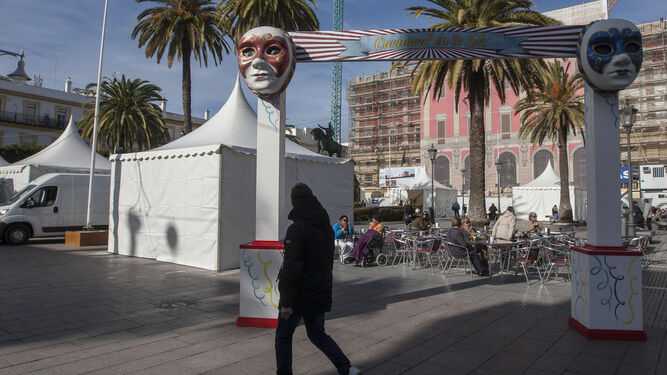 Montaje de las carpas y el escenario para los actos de Carnaval, ayer en la Plaza del Rey.