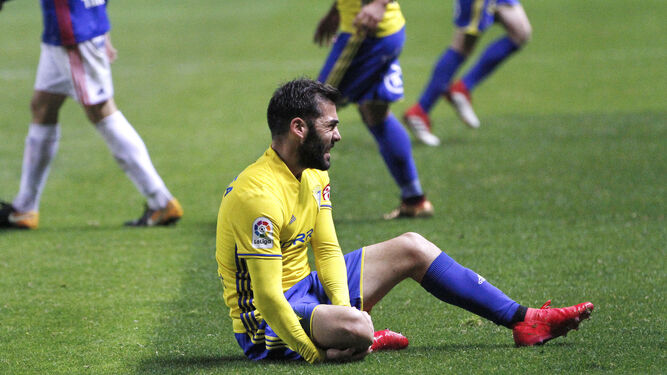 Alberto Perea, con dolor en su pierna derecha en el partido contra el Oviedo.