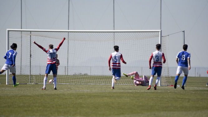 Momento del fallo del penalti lanzado por Carri, que es celebrado por los jugadores del Granada B casi como una victoria.