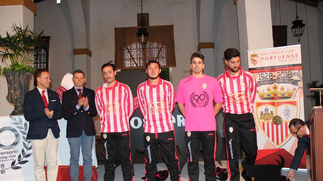 David de la Encina (i) y Jesús Manuel Sánchez Amador, posan junto a cuatro jugadores que visten la camiseta conmemorativa.