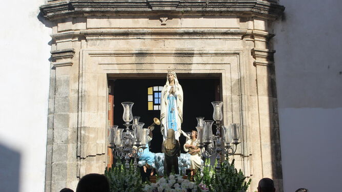 Salida procesional de la Patrona de la Villa, la Virgen de Lourdes, el pasado domingo.