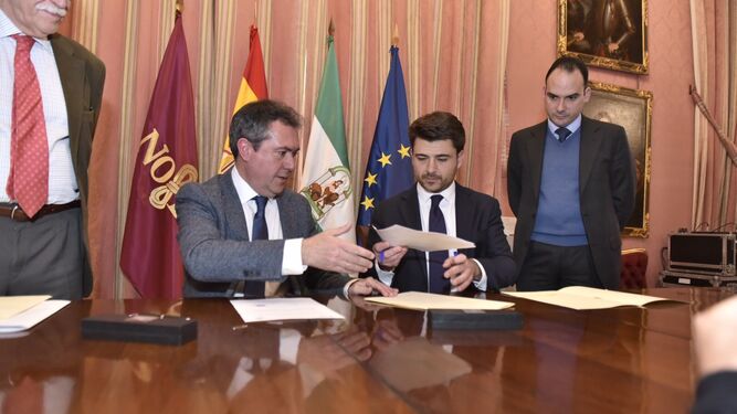Juan Espadas y Beltrán Pérez firman el acuerdo por los presupuestos