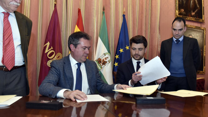 Juan Espadas y Beltrán Pérez firman el acuerdo sobre los presupuestos para este año ante la mirada del popular Rafael Belmonte.