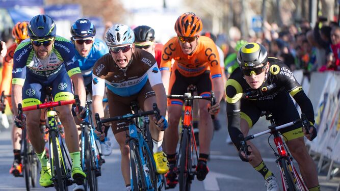 El francés Thomas Boudat -a la derecha- se impone en el esprint de Granada en la primera etapa de la Vuelta a Andalucía.