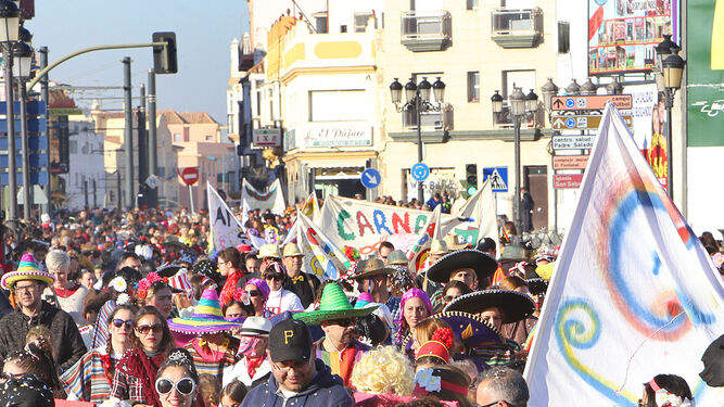 Ambientazo carnavalesco a la altura del Puente Nuestra Señora de los Remedios.