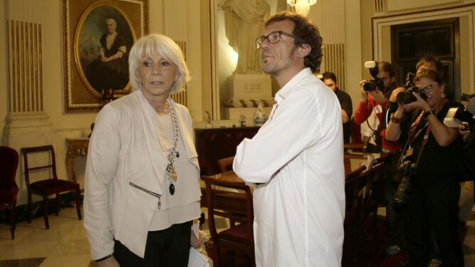 Teófila Martínez y José María González, en el despacho de Alcaldía tras ser elegido alcalde el líder de Podemos.