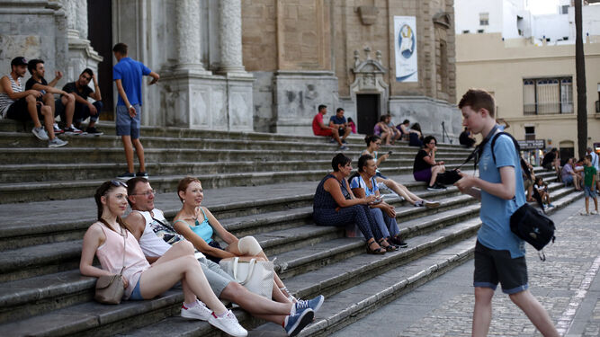 Un grupo de turistas, descansando en las escalinatas de la Catedral, en una imagen de archivo.