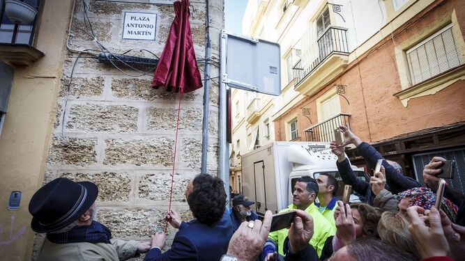 Antonio Martín y el alcalde de Cádiz descubren la placa con el nombre del coplero en la plaza de la Cruz Verde.