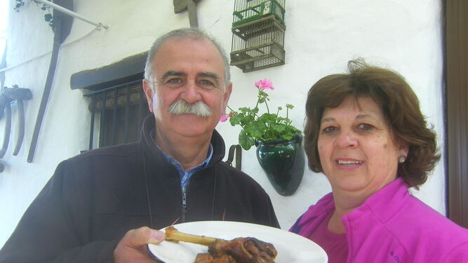 Mariano Sánchez con su esposa Rosi García.