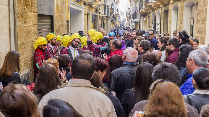 Una agrupación callejera canta en la calle Rosario ante un buen número de personas.