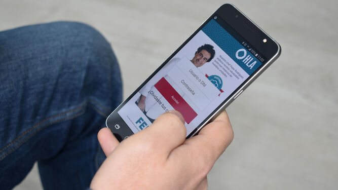 Un paciente hace uso de la app HLA desde su smartphone.