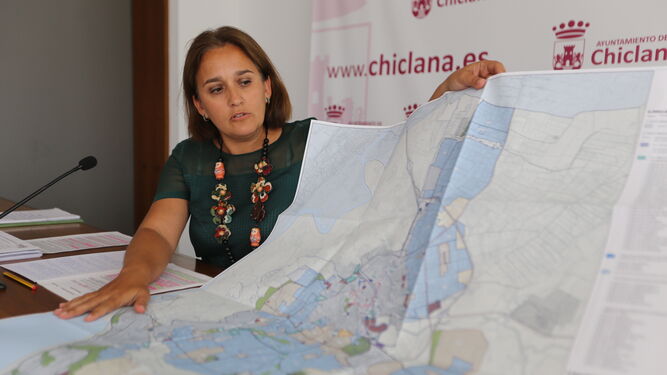 La delegada de Urbanismo, Ana González, con un plano del documento urbanístico en una imagen de archivo.