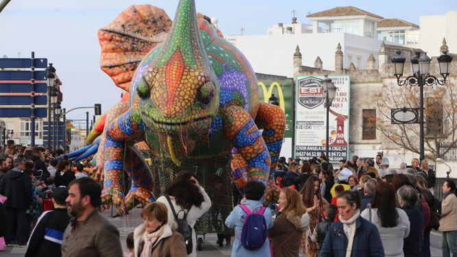 Un camaleón gigante por las calles de la ciudad en la Gran Cabalgata del pasado sábado.