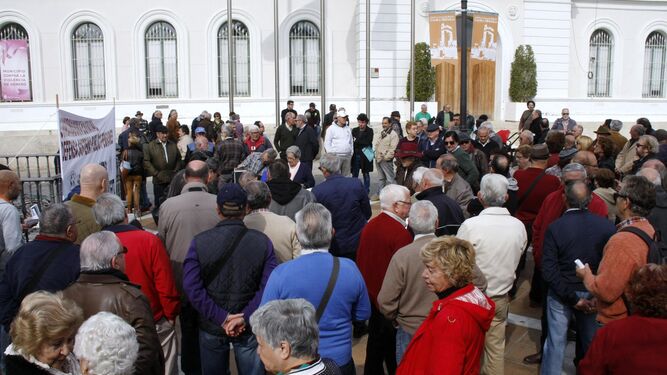 Una imagen de la concentración de pensionistas, ayer en la plaza de Isaac Peral.