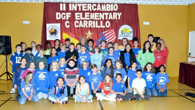Foto de familia de la expedición de la DGF Elementary School, en el Casal Carrillo.