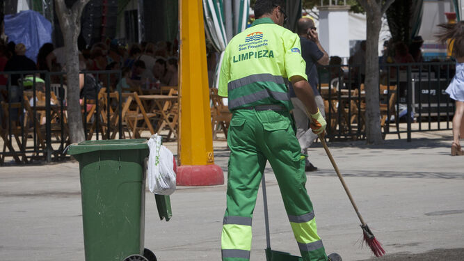 Un trabajador de la limpieza en el recinto ferial de La Magdalena, en una imagen de archivo.
