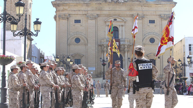 Militares del Tercio de la Armada en un ensayo frente a la Iglesia Mayor el pasado año.