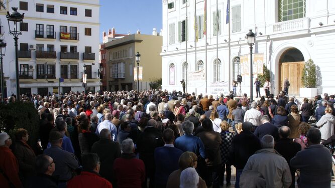Imagen que presentaba la plaza de Isaac Peral en la mañana de ayer, con cientos de pensionistas participantes en la concentración.