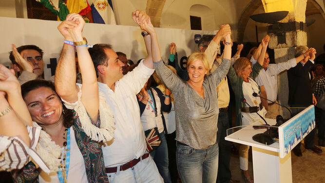 Antonio Saldaña y María José García-Pelayo celebran el triunfo del PP en las elecciones municipales de 2015.